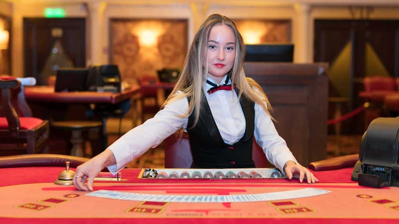 Dealer poker là gì? Kỹ năng cần có của một dealer giỏi