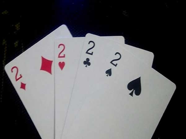 Tứ quý heo có ăn trắng không? Luật tứ quý hai bài tiến lên